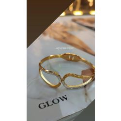 Glow | Bracelete Dourada com Strass meio aberta