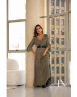 Luxo | Vestido fluido acompanha cinto