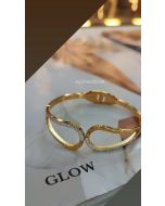 Glow | Bracelete Dourada com Strass meio aberta